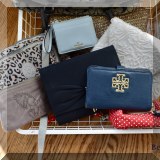 H08. Clutches and wallets. 